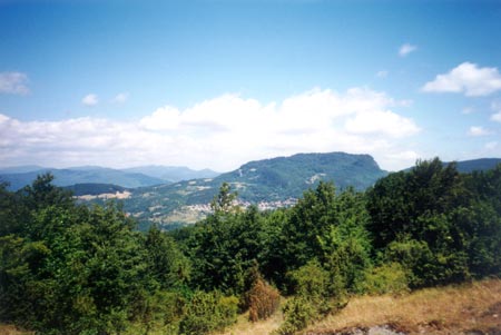 All'orizzonte il Monte Penna che ospita da secoli l'Eremo de La Verna.